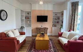 Stunning 4-Bed Apartment In Cambridge